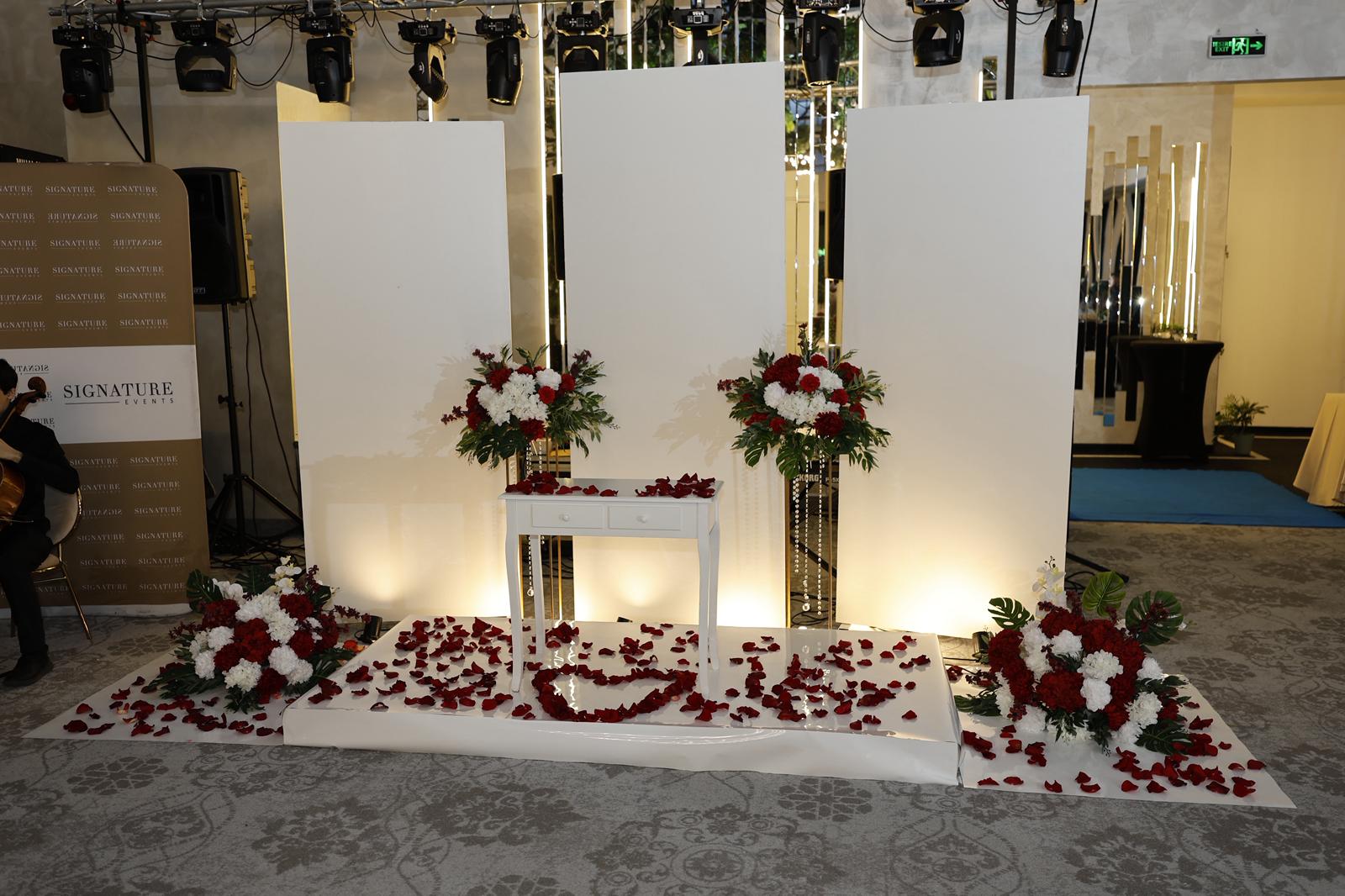 Set complet pentru oficierea căsătoriei: podium alb, masă de semnătură și decoruri florale premium. Asigurăm logistica necesară pentru o cununie civilă rafinată, oriunde în București și împrejurimi.