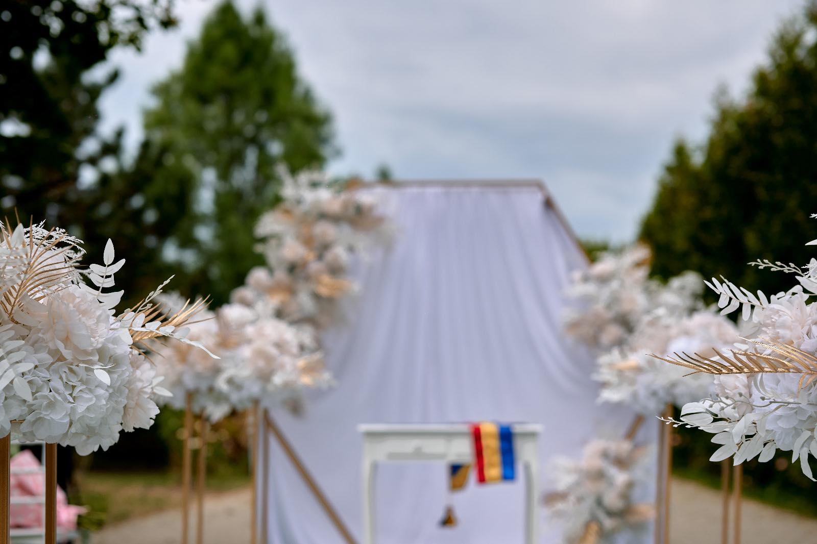 Setup masă cununie civilă în grădină Ilfov și Prahova - Logistică evenimente PIM MOOD