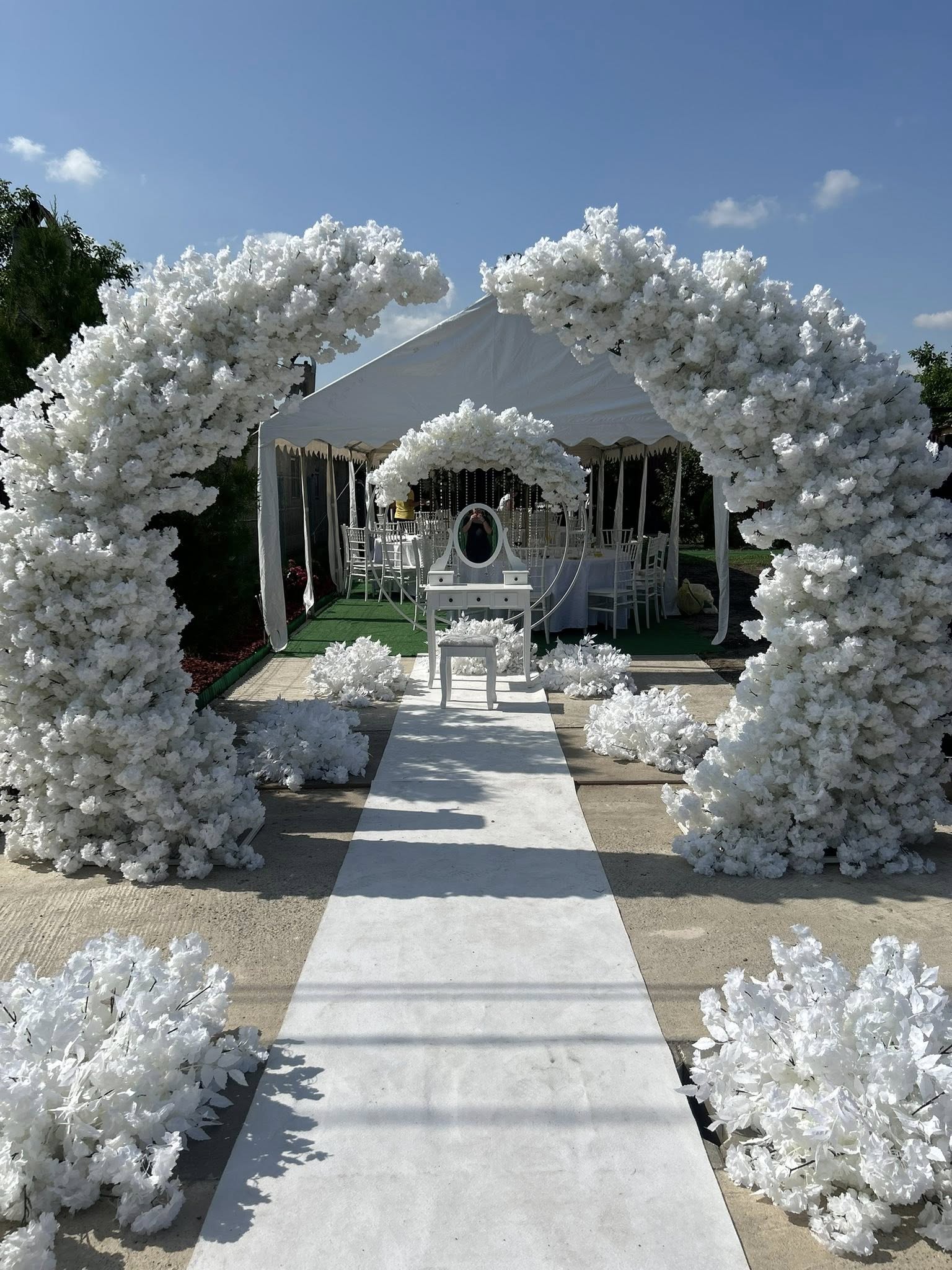 Decor iluminat magic pentru nuntă în natură Ilfov și Prahova - Atmosferă PIM MOOD