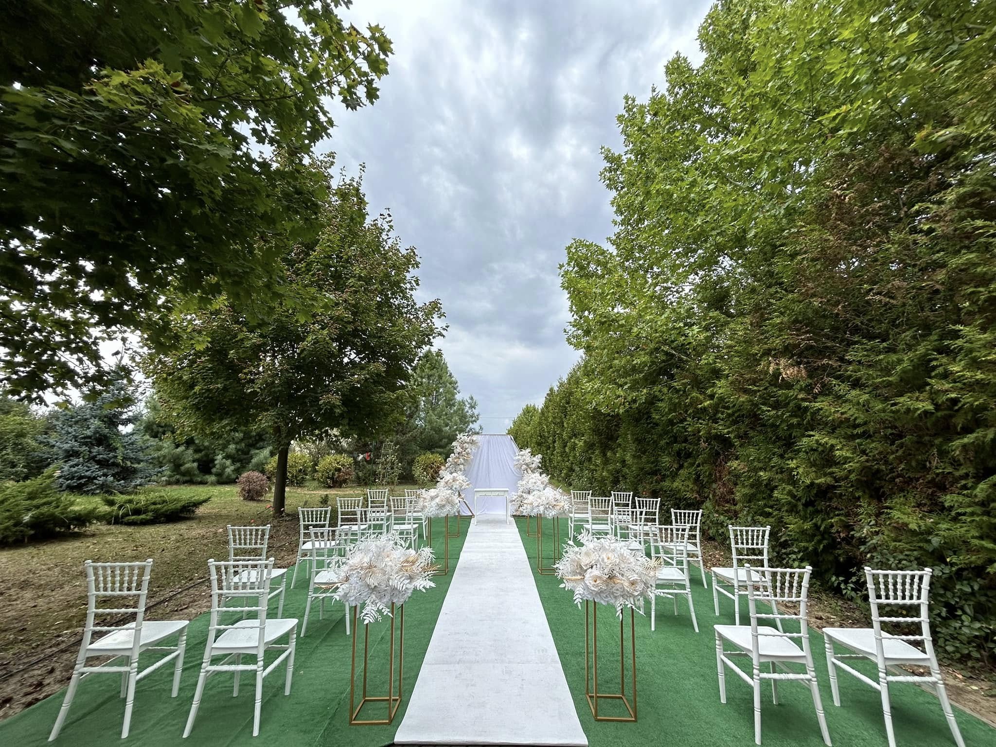 Decor nuntă în aer liber stil rustic Prahova și Ilfov - Setup eveniment PIM MOOD
