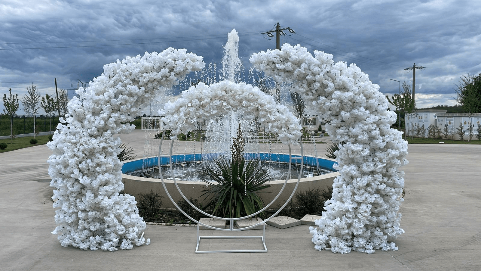 Arcadă florală monumentală semilună din flori albe premium pentru ceremonie nuntă în aer liber PIM MOOD Events
