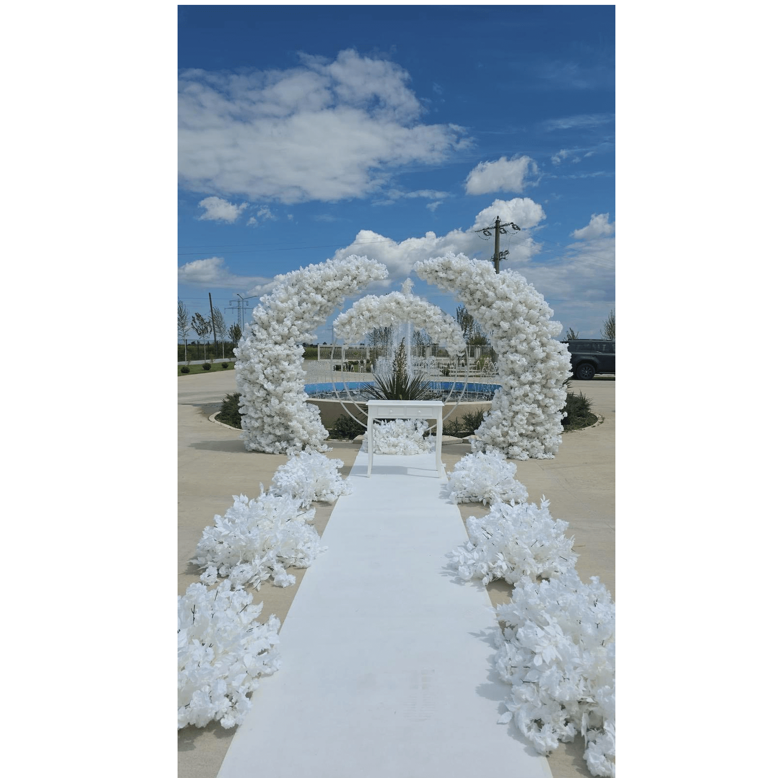 Aranjament floral spectaculos pentru culoar nuntă cu arcade monumentale albe și decor de sol volumetrice PIM MOOD Events